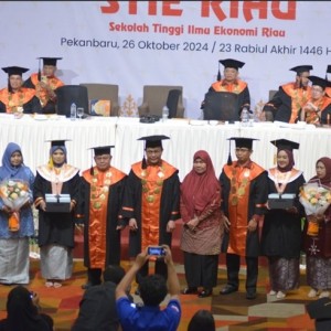 Ul-Fa Niah dan Selvya Anangky Pemuncak Wisuda S2 dan S1 STIE Riau